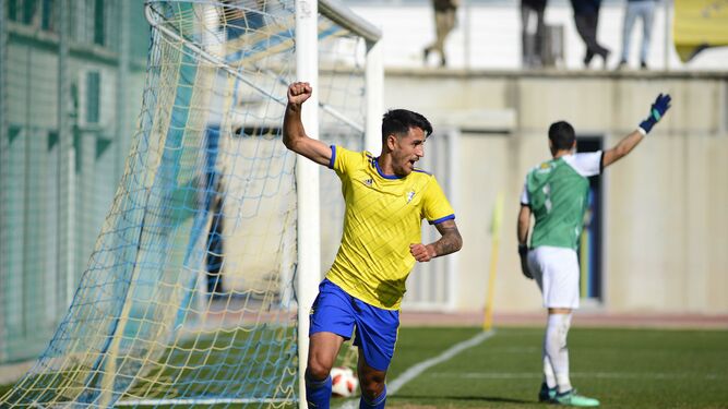 Chapela celebra el 1-0 mientras el portero del Écija reclama fuera de juego.