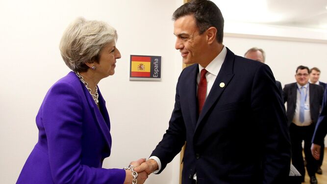 Pedro Sánchez y Theresa May se saludan en Bruselas en octubre.