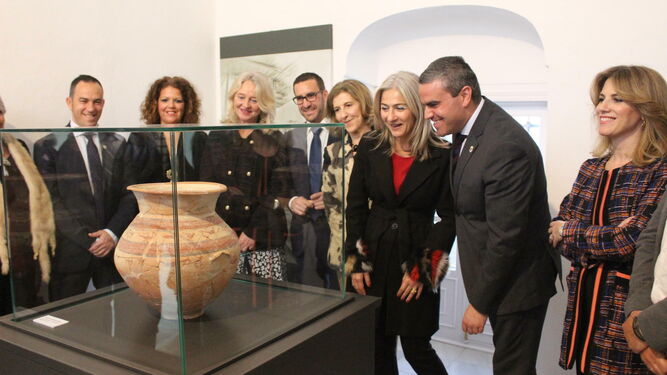 La consejera de Cultura contempla en compañía del alcalde y la delegada del gobierno andaluz, la olla Íbera, una de las grandes piezas expuestas en Vejer.