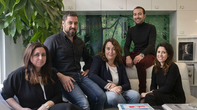 De izquierda a derecha, Isabel Suraña, José Suraña, Arantxa Morales, Michel Gómez y Cristina Martínez, parte del equipo de Suraña Arquitectos.