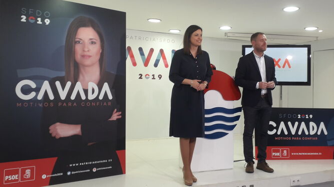 Cavada y Conrado Rodriguez, junto a la imagen de campaña del PSOE para las municipales.