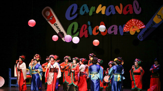 Actuación de la chirigota femenina 'Las alegrías de Pekín' en el festival de agrupaciones.