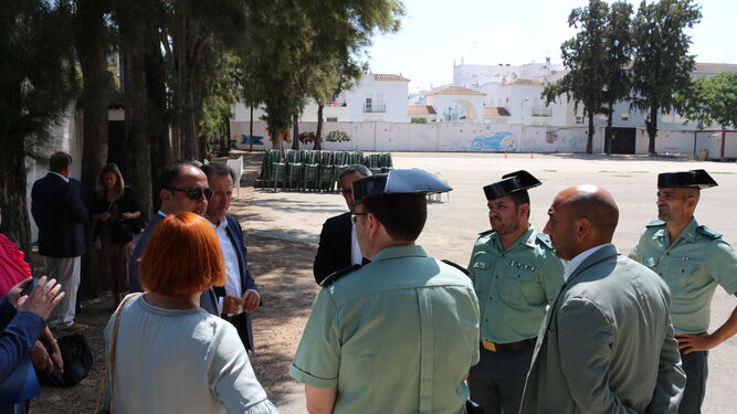 Visita que el delegado del Gobierno en Andalucía y los representantes municipales y de la Benemérita realizaron a la Caseta Municipal en agosto.