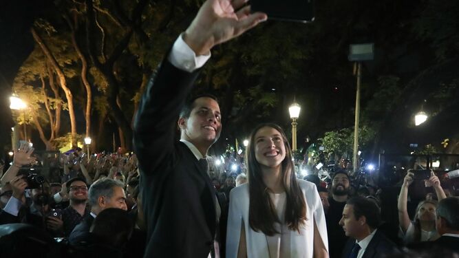 Juan Guaidó y su esposa, Fabiana Rosales, saludan a venezolanos residentes en Buenos Aires el pasado viernes.