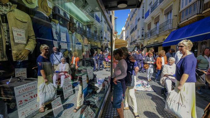 Turistas comprando en un comercio del centro de Cádiz