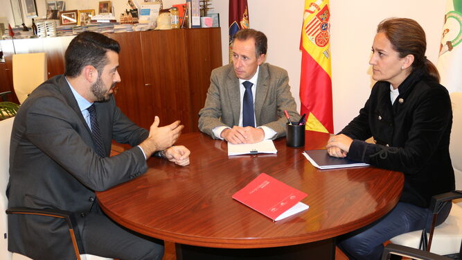 El alcalde y la edil de Turismo con el nuevo director del Hotel Vincci Costa Golf, Enrique Martín-Aragón.