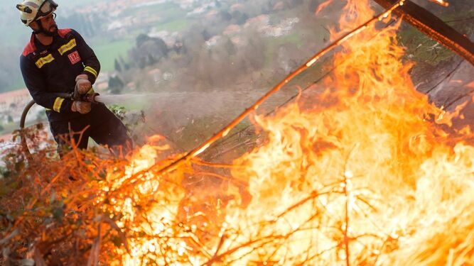 Un bombero de Cantabira durante las labores de extinción de un incendio forestal próximo a Aes.