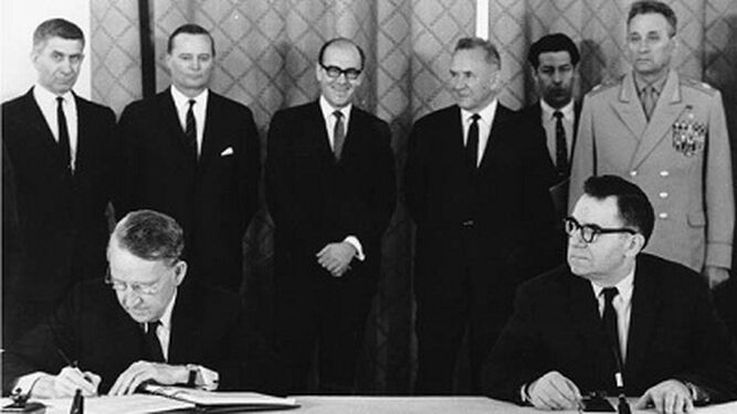 El embajador americano Llewellyn E. Thompson y el ministro de Exteriores soviético Andrei Gromyko firman el Tratado de No Proliferación Nuclear.