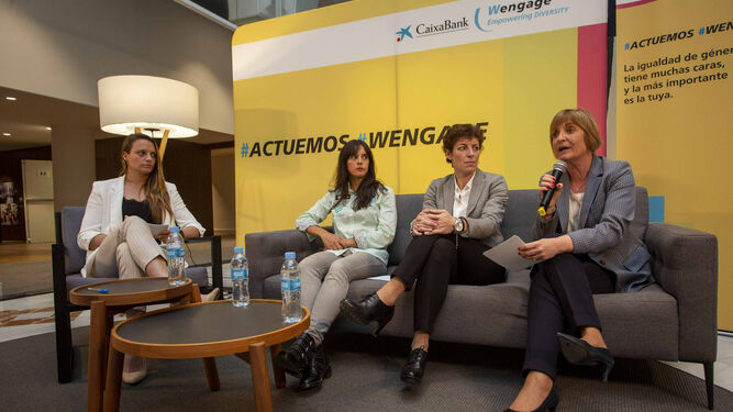 Las deportistas Jennifer Pareja, María Pujol, Elisa Aguila y María Jesús Catalá, directora territorial de CaixaBank en Andalucía Occidental.