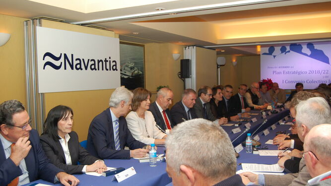 Directivos de Navantia y representantes sindicales firman el plan estratégico en diciembre.