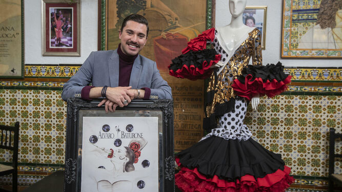 Álvaro Baturone presenta uno de los trajes de su colección '18 de Septiembre' en la Venta de Vargas, en 2019.