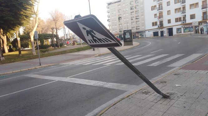 Una señal de tráfico doblada, supuestamente por los efectos del vandalismo.