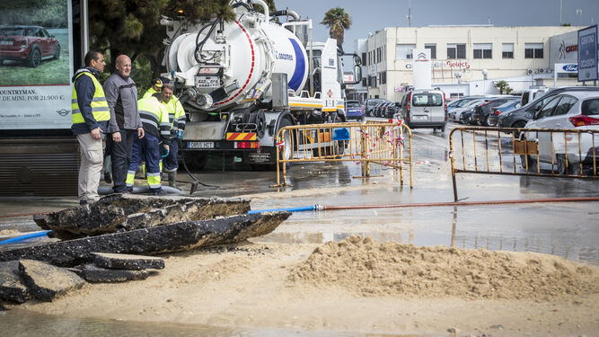 Trabajadores de Aguas de Cádiz, esta tarde, en la reparación de la avería.