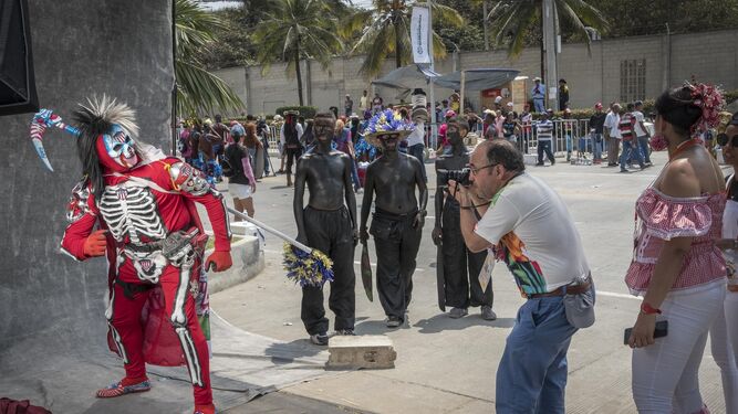Joaquín Hernández ‘Kiki’ fotografiando a un carnavalero de Barranquilla.