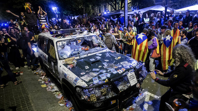 Aspecto de uno de los coches de la Guardia Civil que realizaban un registro  con motivo del 1-O en la sede de la consellería  de Economía  de la Generalitat.