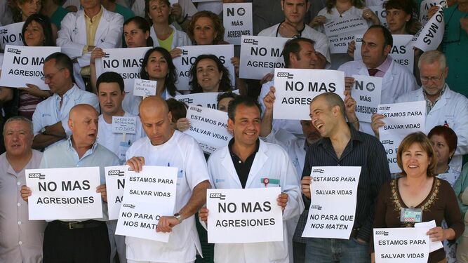 Concentración de los médicos  de Carlos Haya de Málaga.