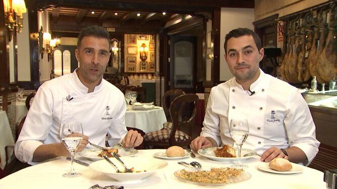 Alberto Cifuentes (i) y Mario Jiménez degustan los platos que entre ellos cocinaron en El Faro.