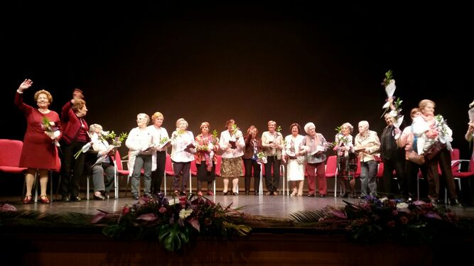 Mujeres que han sido homenajeadas en el acto celebrado en el Teatro Moderno.