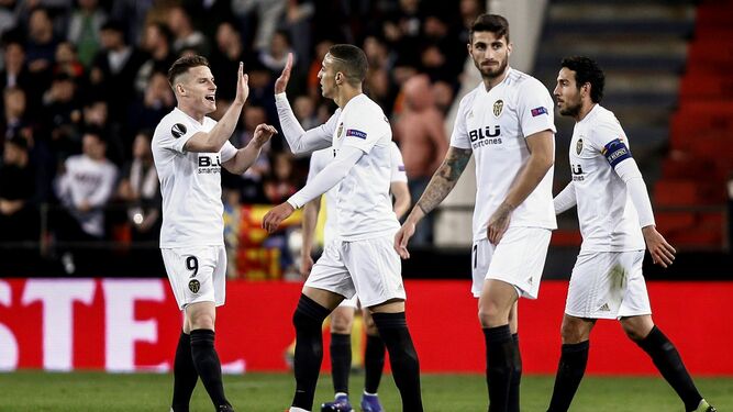 Los jugadores del Valencia celebran uno de los goles
