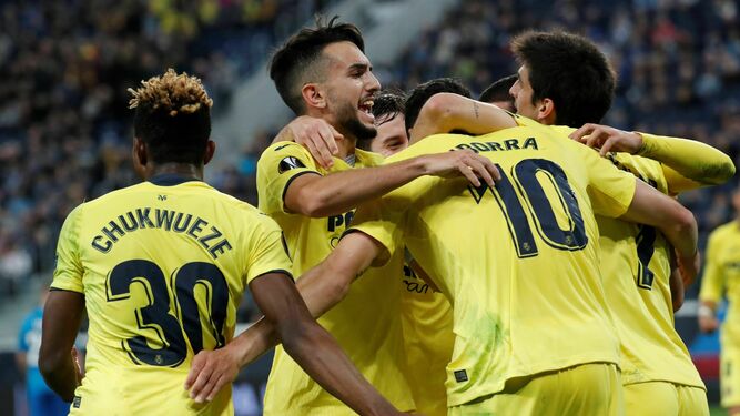 Los jugadores del Villarreal celebran con Iborra su gol