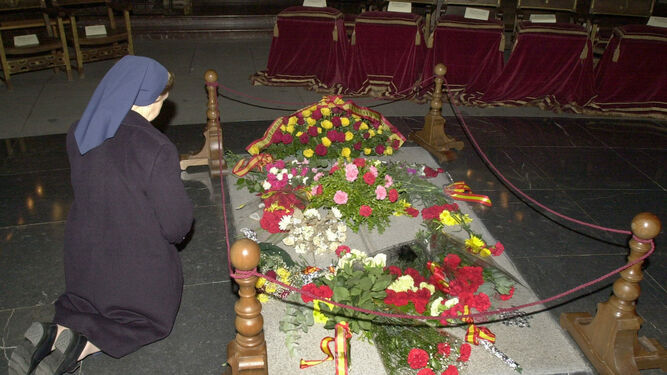 Una monja rezando ante la tumba de Franco en el Valle de los Caídos.