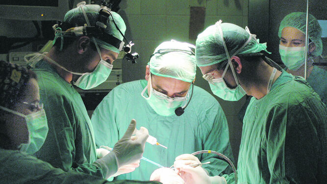 Profesionales sanitarios durante una intervención quirúrgica.