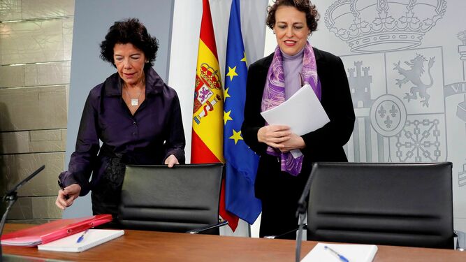 La portavoz del Gobierno, Isabel Celaá, y la ministra de Trabajo, Magdalena Valerio, en rueda de prensa este viernes en Moncloa.
