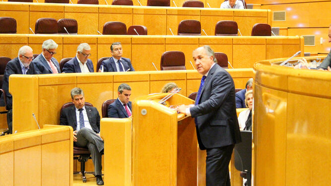José Ignacio Landaluce interviene en un pleno del Senado. Al fondo, sentados, José Ortiz y Antonio Sanz.
