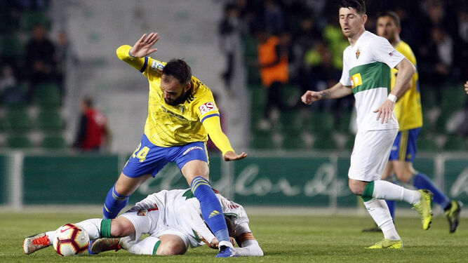 Edu Ramos pelea por el balón con un jugador del Elche.