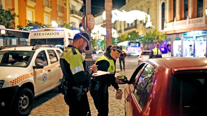 Policías locales realizando pruebas de alcoholemia en pleno centro de Jerez.