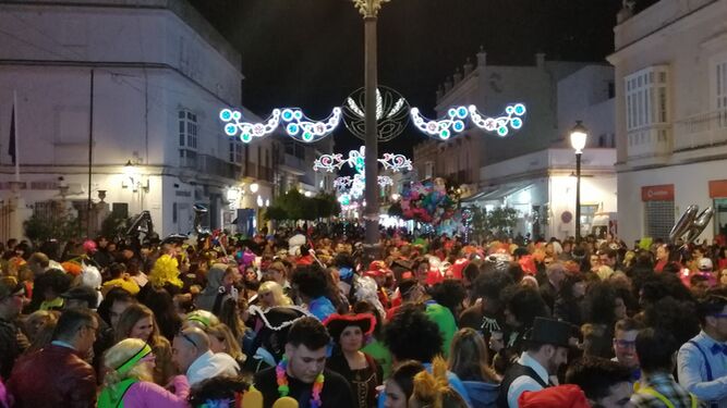 Ambiente de Carnaval en la Plaza de Jesús, el sábado por la noche