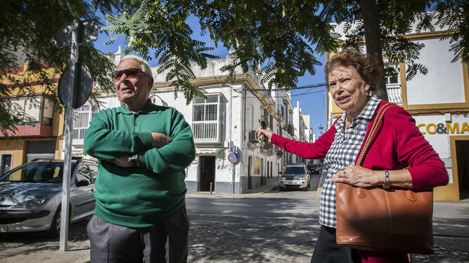 Antonio Hidalgo, junto a su mujer María, en una entrevista concedida a este periódico en 2017, cerca del lugar en el que vivía en San Fernando antes de emigrar a París.