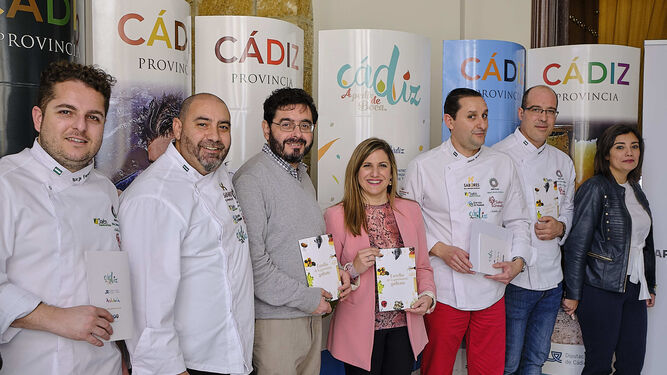 Irene García y José Monforte con mientros de la asociación de defensa de la gastronomía