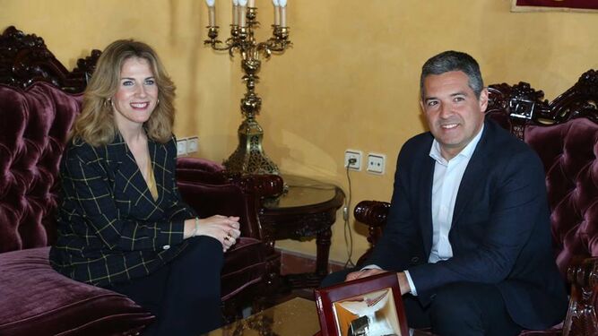 La nueva delegada del Gobierno andaluz en Cádiz, Ana Mestre, con el alcalde de Rota, Javier Ruiz.