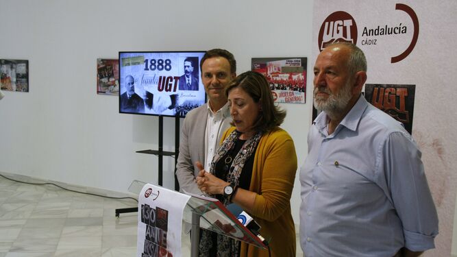 La exposición conmemorativa de los 130 años de la fundación de la UGT, inaugurada en el centro cultural Alfonso X El Sabio, en El Puerto.