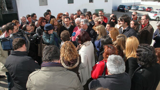 Menacho, Jiménez Barrios, López Gil y otros griñanistas, cuando se negaron a entrar en febrero de 2012 al comité provincial del PSOE en el que se aprobó la lista a las andaluzas
