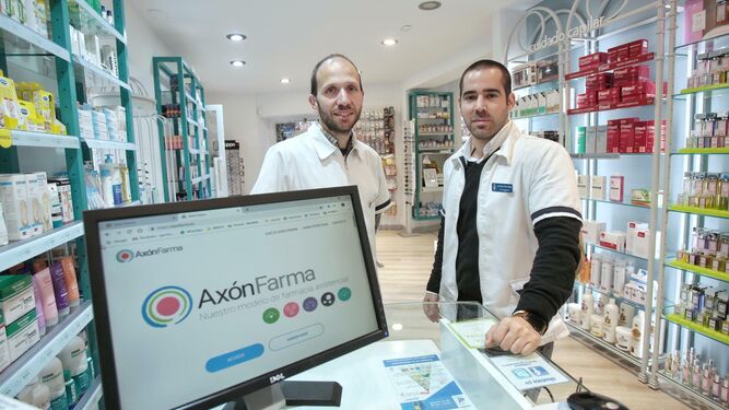 Rodrigo Contreras (izquierda) y Juan Manuel García en la Farmacia Sagasta Con Sacramento de Cádiz.