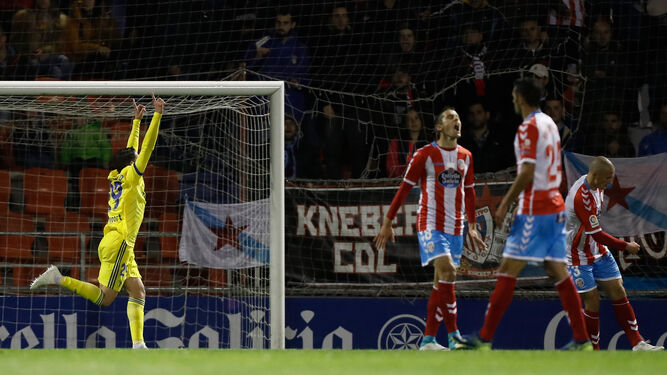 Manu Vallejo celebra, ante la desesperación de tres rivales, el gol con el que empataba (1-1) el partido disputado en el Ángel Carro ante el Lugo.