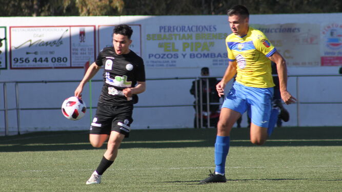 Mario García persigue a un jugador del Ciudad de Lucena.