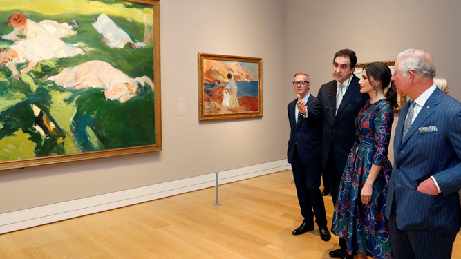 De izquierda a derecha, el ministro de Cultura, José Guirao; el director de la National Gallery, Gabriele Finaldi; la reina Letizia y el príncipe Carlos.