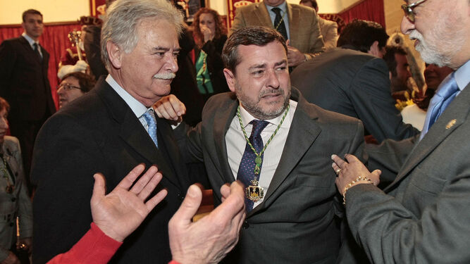 Aurelio Sánchez Ramos y Francisco González Contreras, con Alfonso Candón el día que fue proclamado alcalde de El Puerto.