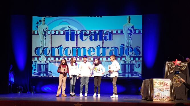 Alumnos del Vicente Tofiño recogen un premio por su corto.