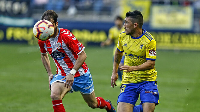 Luis Alfonso Espino, que debutaba con la elástica amarilla, pugna por el balón con un rival.