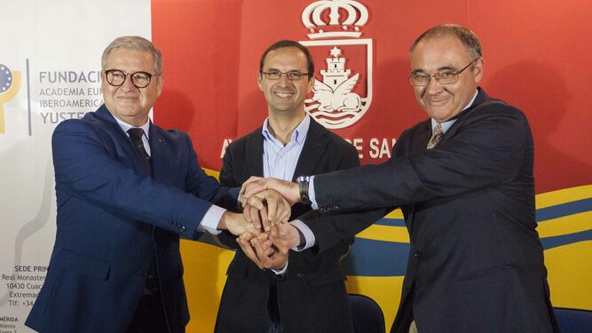El director de la Fundación Yuste y el presidente de Puerta de América,  con el alcalde en el Palacio Municipal.