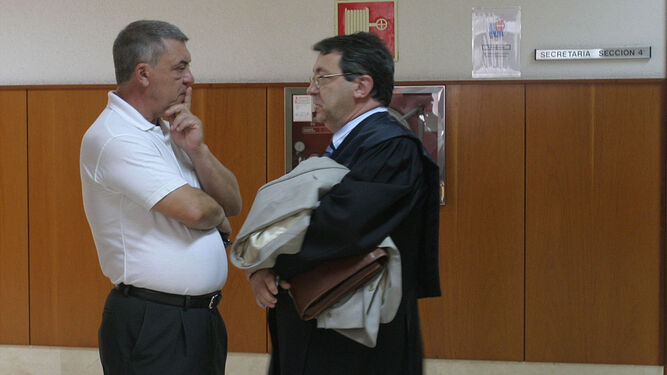 Luis Fuentes, a la izquierda, junto a su letrado, en el largo proceso judicial contra el antiguo alcalde.