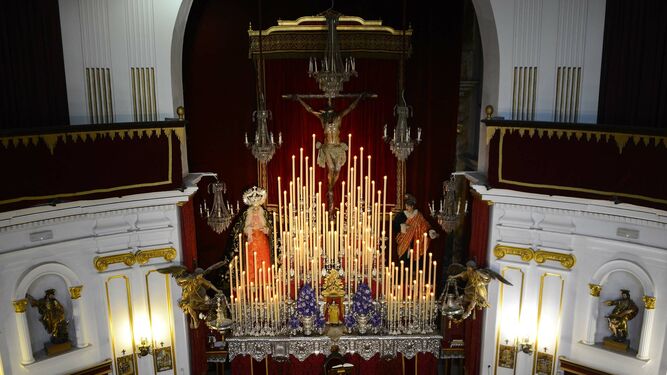 Altar del quinario de La Palma, iluminado por un total de 111 cirios