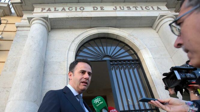 Manuel García, fundador de Quality Food, atendido a los medios ante la sede del Palacio de Justicia