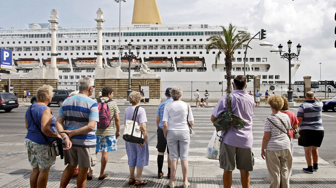 Turistas frente al puerto de Cádiz