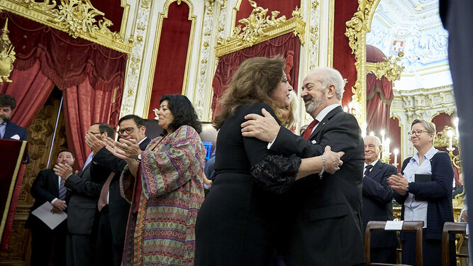 Carmen de la Jara y Antonio Martín se saludan ante los aplausos de otros premiados