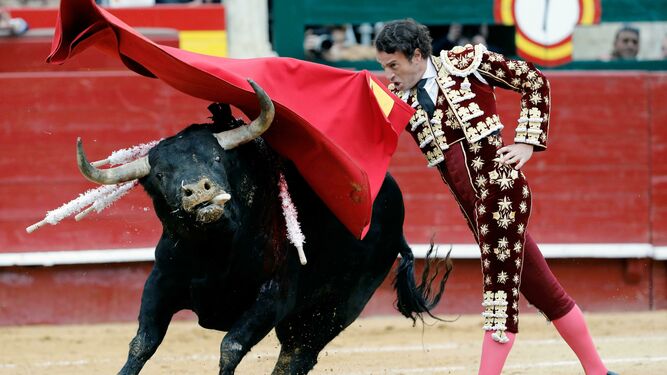 Juan Serrano ‘Finito de Córdoba’, en un pase de pecho a su primero toro, ayer en Valencia.